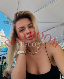 Эскортница Айлин - грудь 2, рост 170 см, вес 52 кг, цвет волос Блондинки